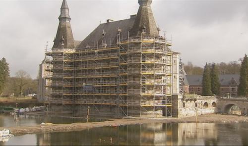 Le château de Jehay cerné par... les échafaudages !
