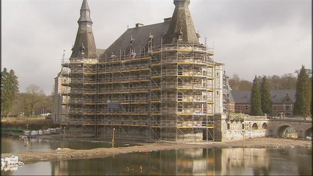 Le château de Jehay cerné par... les échafaudages !