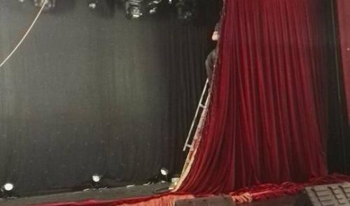 Mauvaise surprise au Trocadéro : le grand rideau rouge est déchiré 