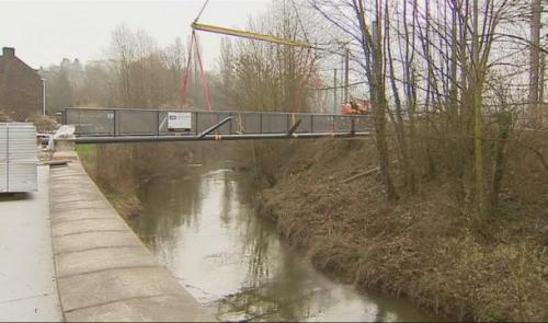 Une passerelle cyclo-piétonne sur la Mehaigne, à Wanze