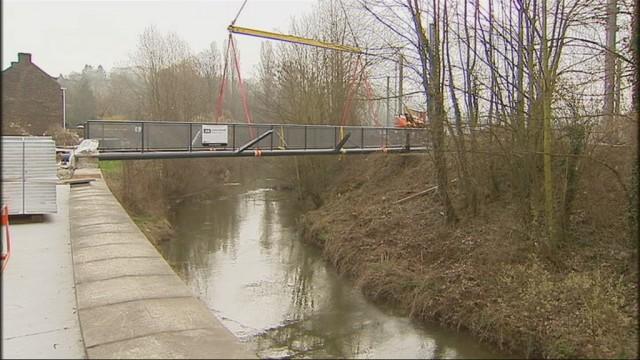 Une passerelle cyclo-piétonne sur la Mehaigne, à Wanze
