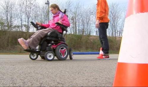 Une formation à la conduite d'un fauteuil roulant électrique