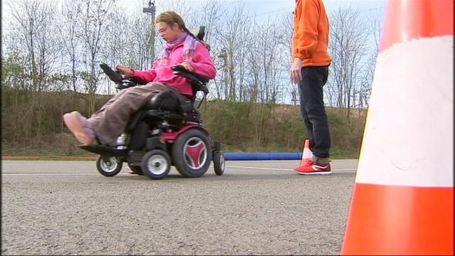 Une formation à la conduite d'un fauteuil roulant électrique