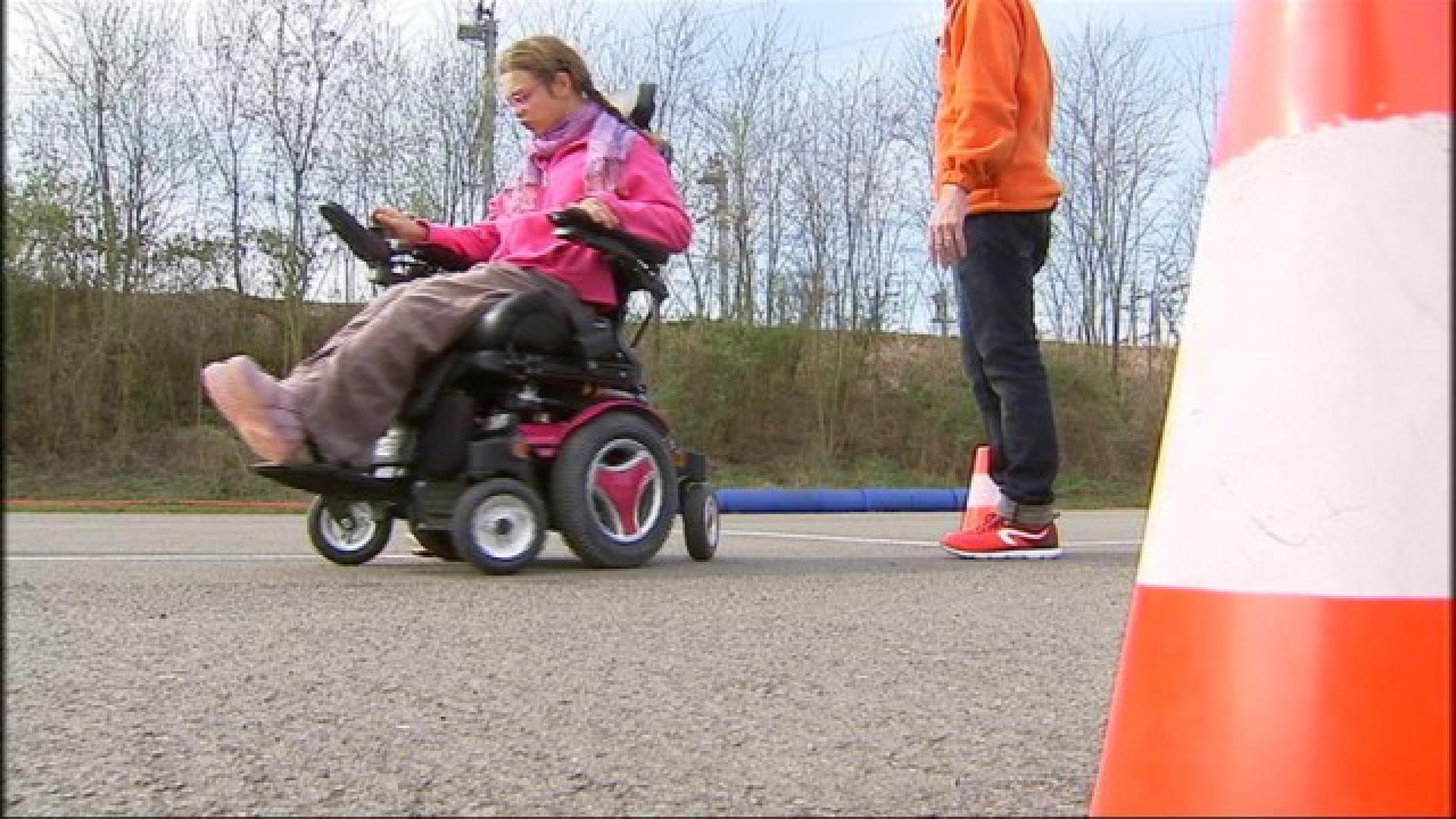 Une formation à la conduite d'un fauteuil roulant électrique