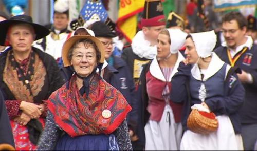 Le groupes folkloriques wallons rendent hommage à Tchantchès