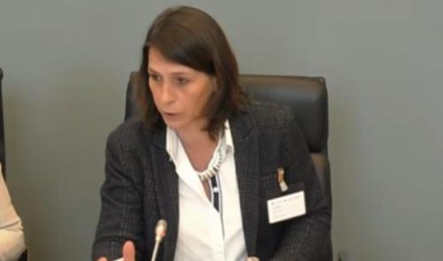 Marie-Noëlle Mottard défend sa rémunération bec et ongles