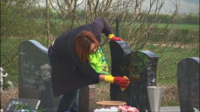 Une Wanzoise entretient et fleurit les sépultures 