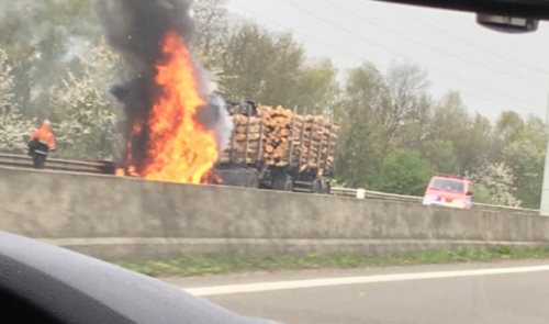 Camion en feu sur la E40 à Soumagne (vidéo)