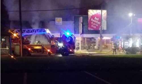 Un incendie détruit deux commerces à Rocourt (vidéo) 