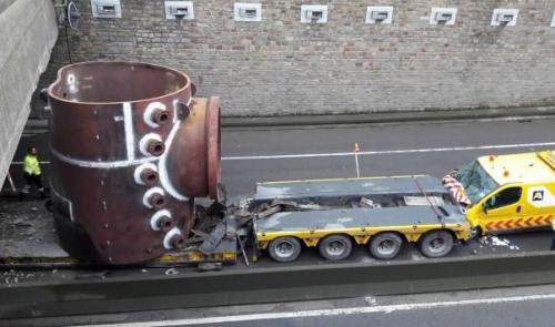 Convoi exceptionnel de 450 T encastré dans le pont-barrage