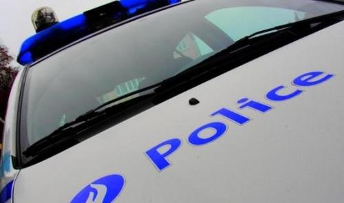 A coups de pied, il démonte la portière du véhicule de police