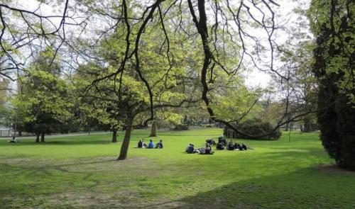 Il s'exhibe devant des jeunes filles dans un parc à Liège