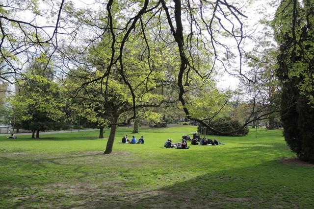 Il s'exhibe devant des jeunes filles dans un parc à Liège