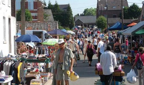 Ivre, il roule au milieu d'une brocante et fait un blessé léger