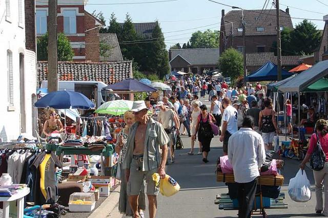 Ivre, il roule au milieu d'une brocante et fait un blessé léger