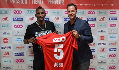  Uche Henry Agbo signe au Standard