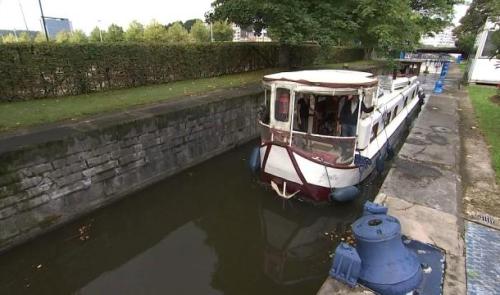 Promenade sur le canal de l'Ourthe dans un bateau centenaire