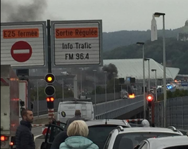 Une voiture en feu à la sortie du tunnel sous Cointe
