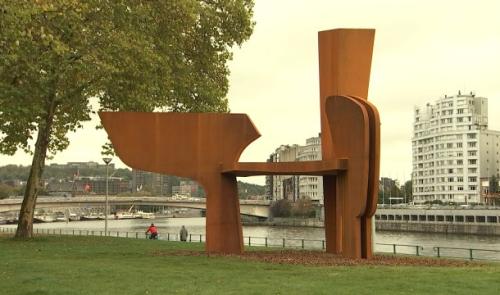 Une scultpure monumentale de Roger Jacob en bord de Meuse