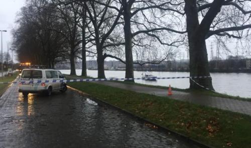 Une voiture tombe dans l'eau quai de Wallonie : la voiture repêchée, une personne toujours disparue