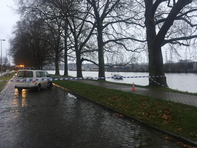 Une voiture tombe dans l'eau quai de Wallonie : la voiture repêchée, une personne toujours disparue