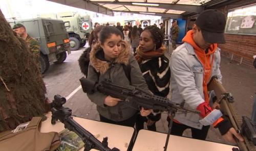 Armée : opération promotion et séduction dans les écoles