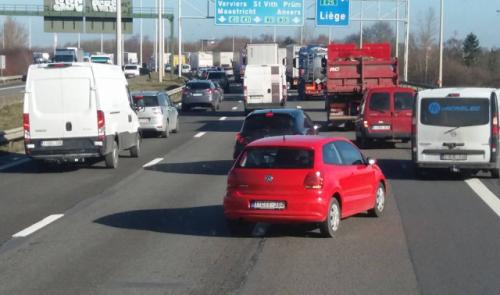 Accident grave sur la E42, plusieurs véhicules impliqués