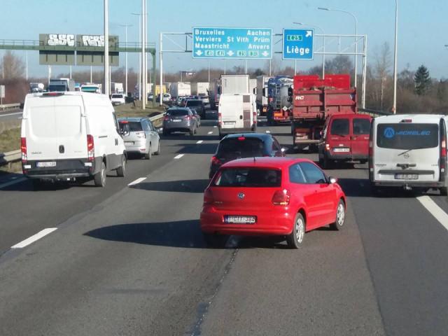 Accident grave sur la E42, plusieurs véhicules impliqués