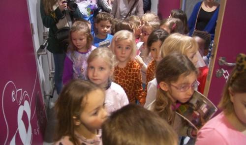 De jeunes enfants en visite à l'hôpital, en pyjama !