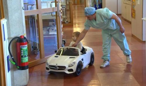 Des petites voitures électriques pour les jeunes patients du CHU