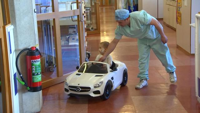 Des petites voitures électriques pour les jeunes patients du CHU