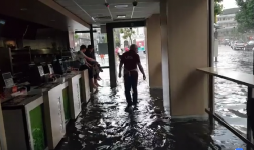 Images spectaculaires : l'eau envahit la Place St Lambert