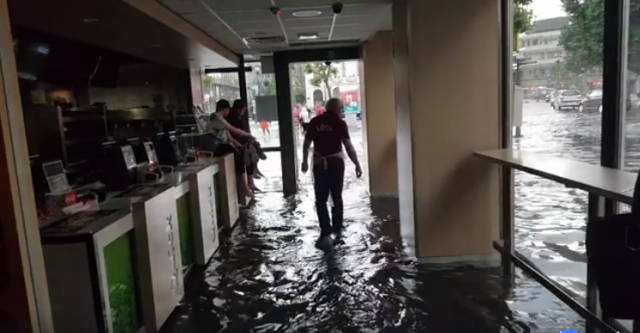 Images spectaculaires : l'eau envahit la Place St Lambert