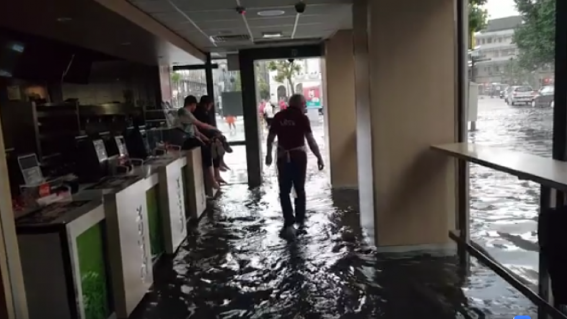 Images spectaculaires : l'eau envahit la Place St Lambert