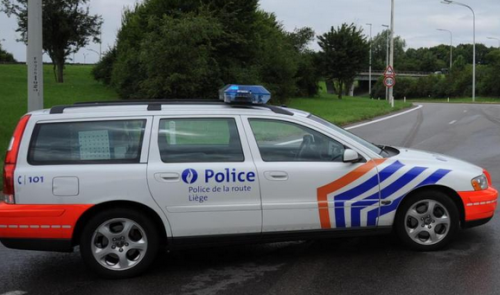 Elle accroche un véhicule de police puis prend la fuite !