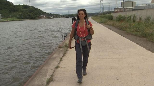 Elle marche pour des rivières potables: escale à Huy