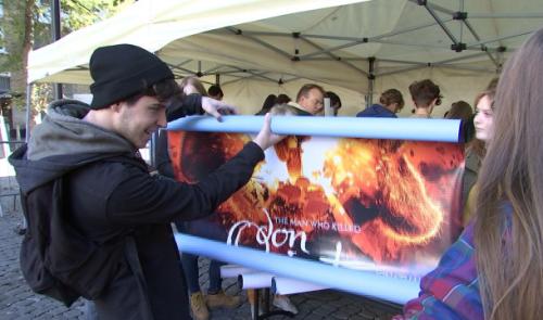 Affiches de cinéma : la file des cinéphiles 