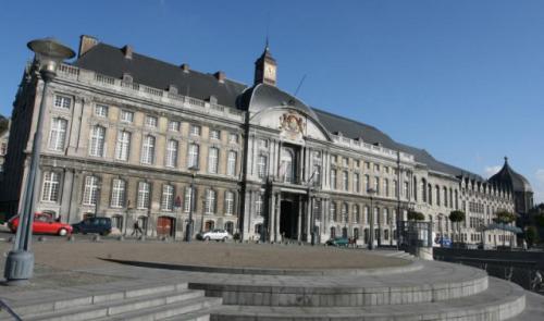 Un individu boute le feu à la porte d'entrée du Palais provincial de Liège
