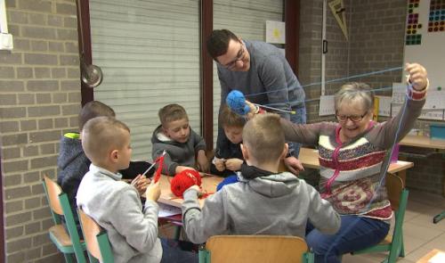 Des Mamies Tricot à l'école communale de Hermalle-sous-Huy
