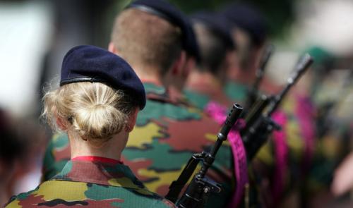 Des pop-up stores dans des centres commerciaux pour attirer les femmes dans l'armée