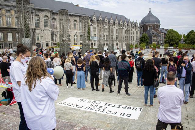 Une centaine de personnes "tournent le dos" aux autorités à Liège
