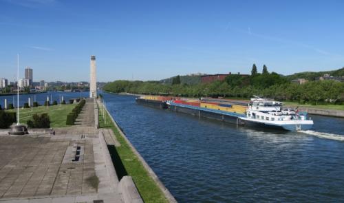 Port autonome de Liège : croissance du transport fluvial de conteneurs.