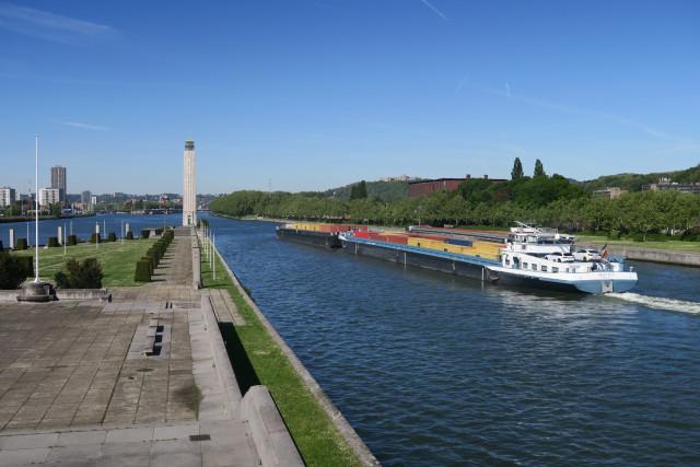 Port autonome de Liège : croissance du transport fluvial de conteneurs.
