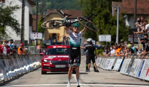 Zapping sports: Uitdebroeks plâne avec son vélo 