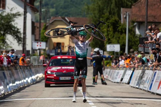 Zapping sports: Uitdebroeks plâne avec son vélo 