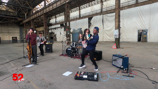 52 on stage: Out Of The Zoo