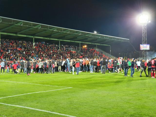 Ambiance électrique au stade du Pairay pour le maintien de Seraing en Pro League