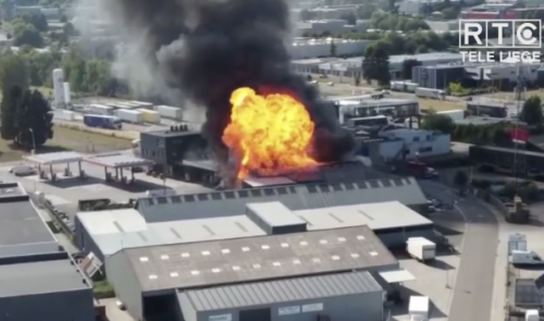 Un hangar à l'arrière d'une station-service, un appartement et un camion en feu à Herstal