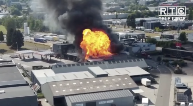 Un hangar à l'arrière d'une station-service, un appartement et un camion en feu à Herstal