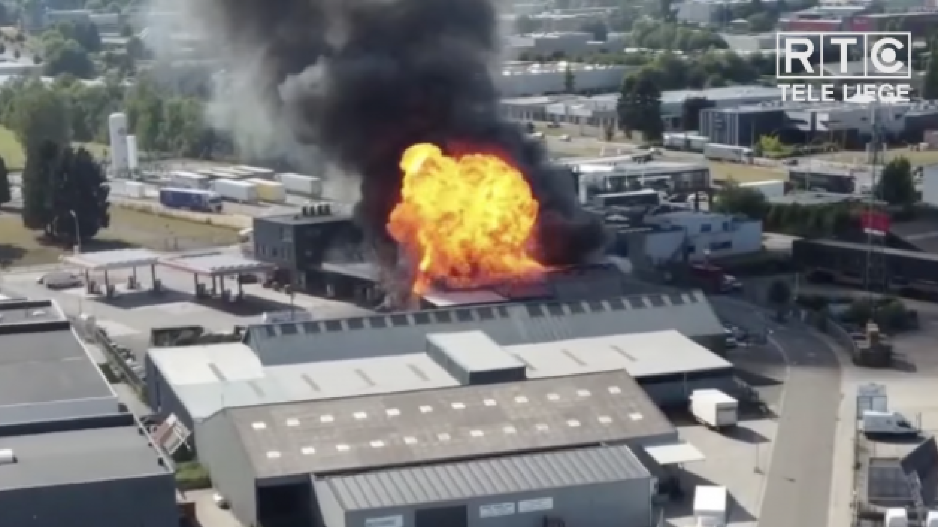 Un hangar à l'arrière d'une station-service, un appartement et un camion en feu à Herstal